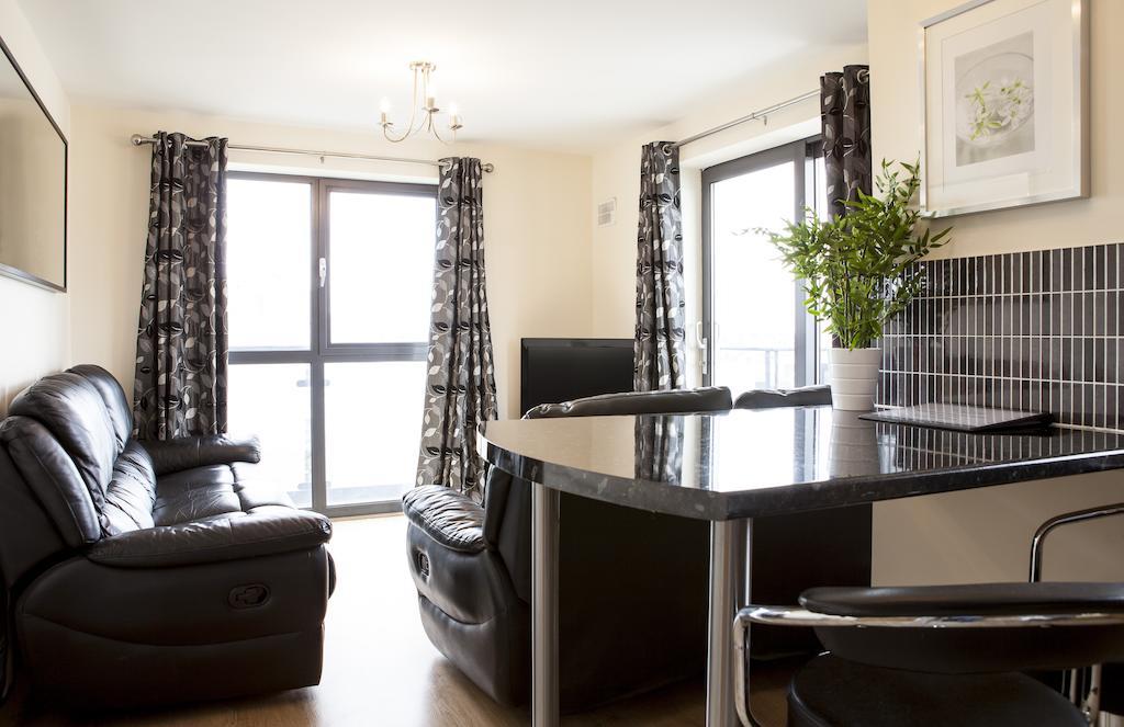 Cheltenham Plaza Apartments Ashchurch Szoba fotó