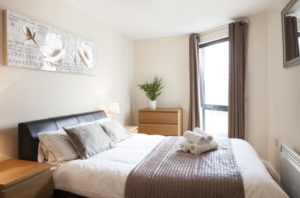 Cheltenham Plaza Apartments Ashchurch Szoba fotó